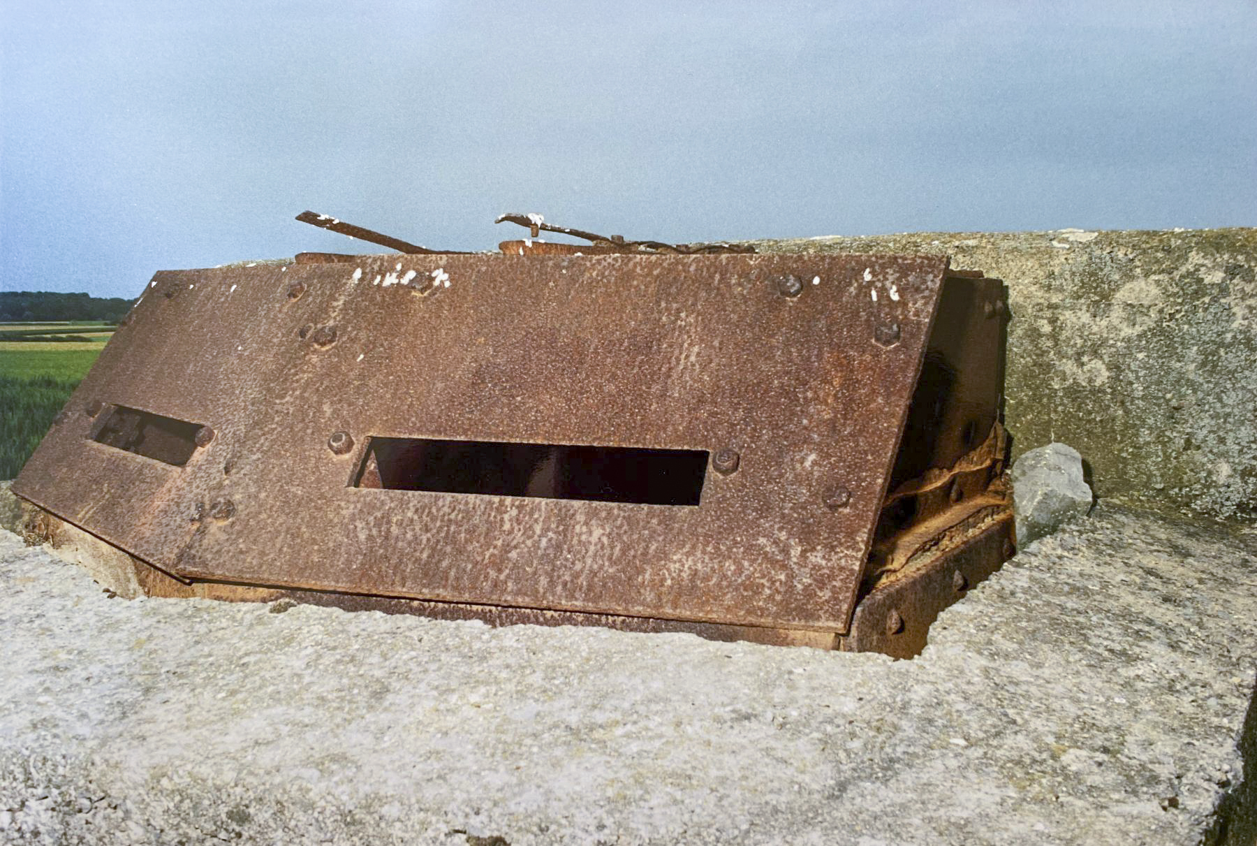 Ligne Maginot - B576 - FERME DU GARD - (Observatoire d'artillerie) - La guérite OD 90 encore en place
1998 - Jean-Louis NOSPELD