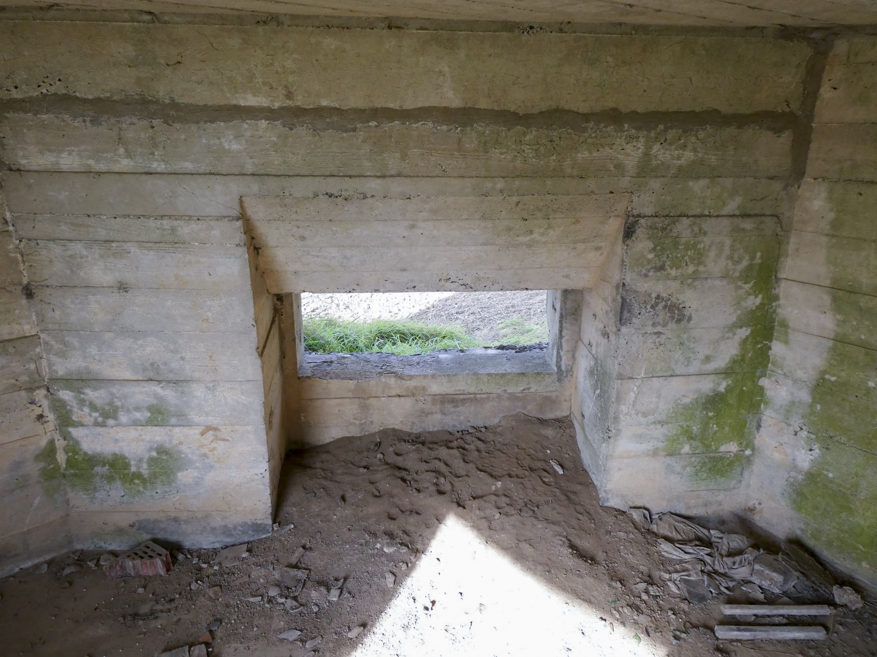 Ligne Maginot - B613 - LA PISSELOTTE - (Blockhaus pour canon) - Un créneau mitrailleuse ou canon - ELLENA Daniel - CUNY Philippe