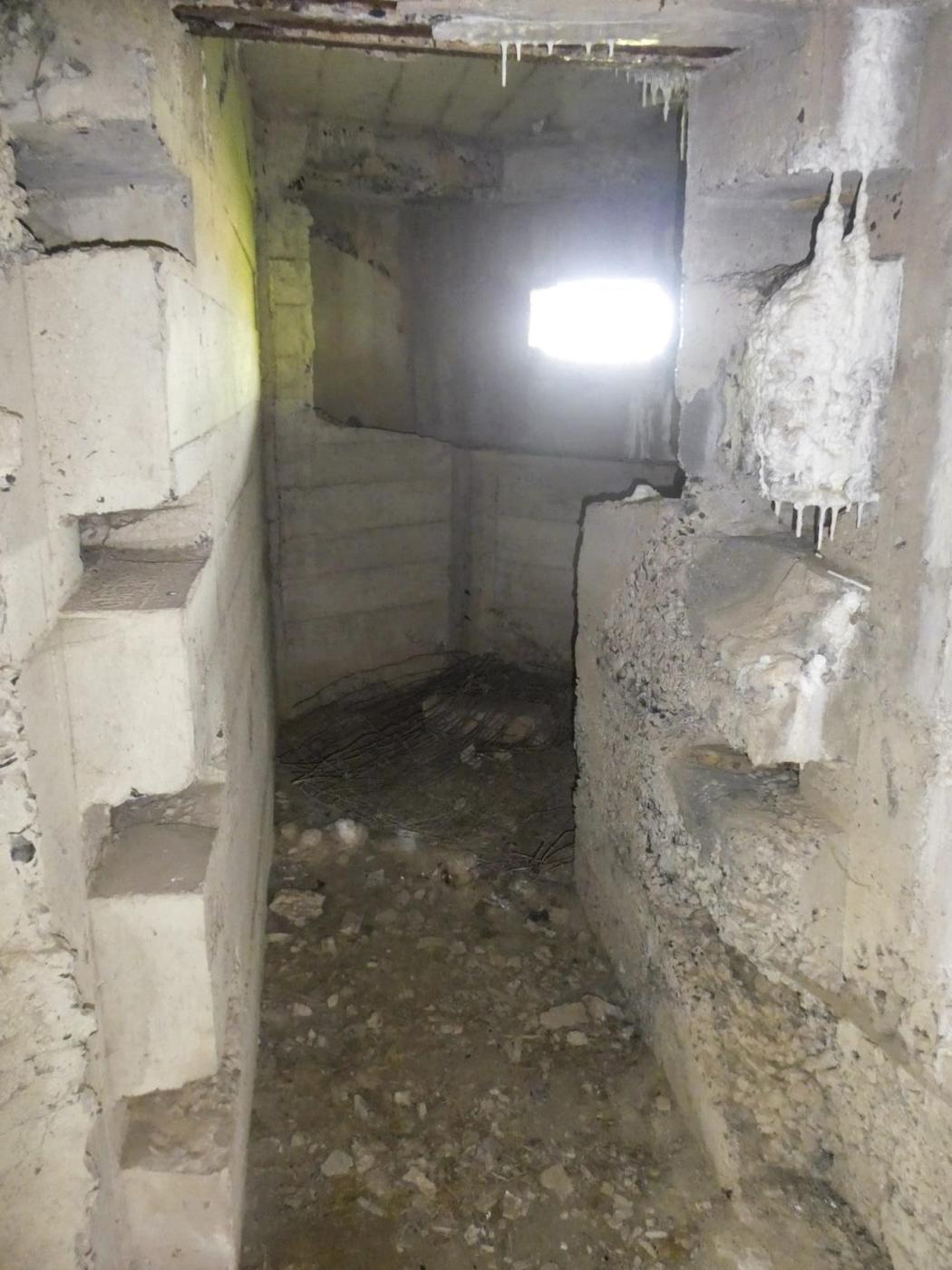 Ligne Maginot - A58 - JENLAIN OUEST - (Blockhaus lourd type STG / STG-FCR - Double) - Vers le créneau d'observation - ELLENA Daniel - CUNY Philippe