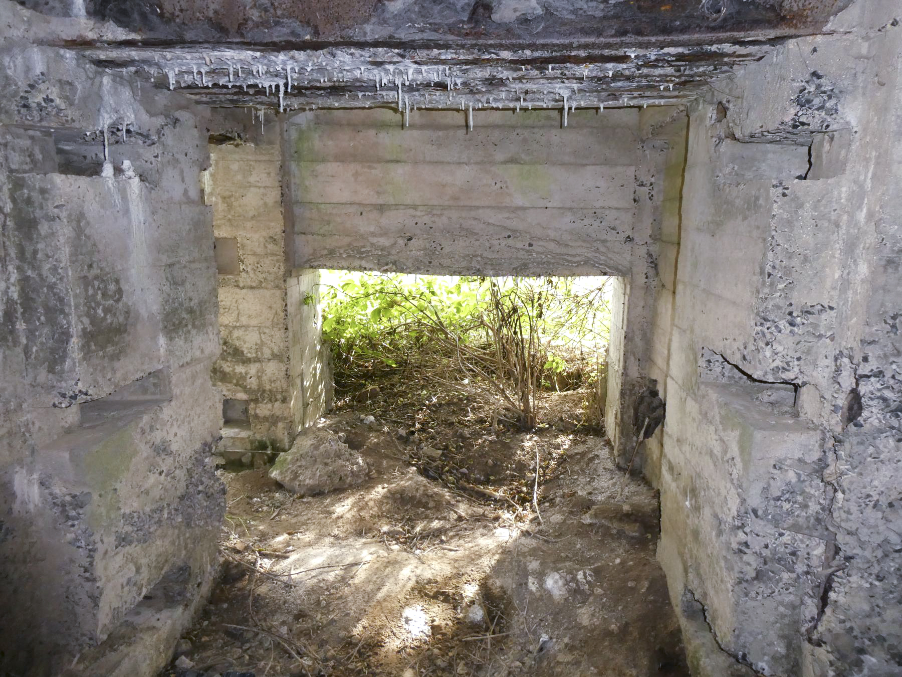 Ligne Maginot - A58 - JENLAIN OUEST - (Blockhaus lourd type STG / STG-FCR - Double) - L'entrée pour canon, à gauche l'entrée des hommes - ELLENA Daniel - CUNY Philippe