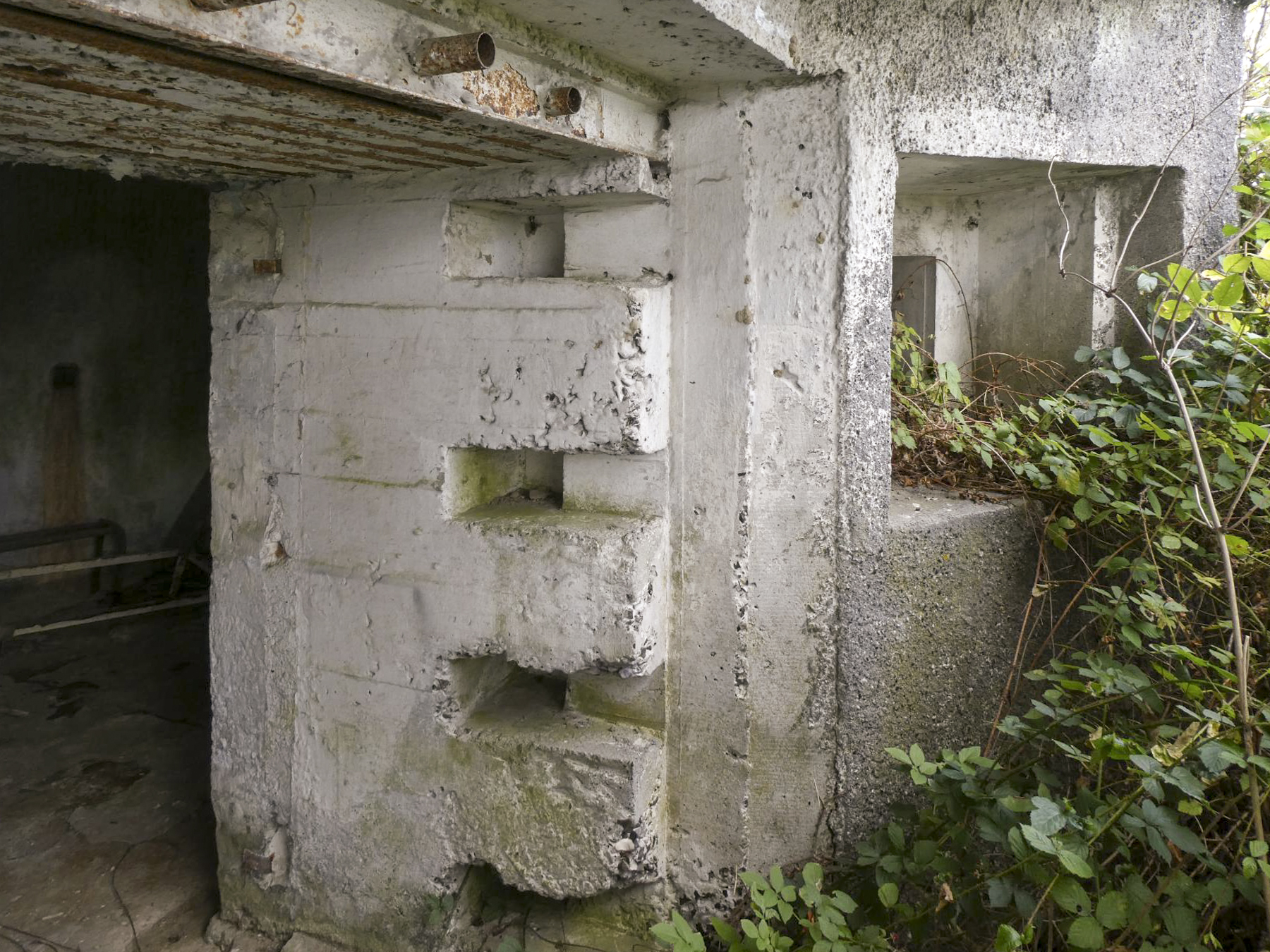 Ligne Maginot - LE CORBEAU - (Blockhaus pour canon) - L'entrée avec un créneau FM à droite - ELLENA Daniel - CUNY Philippe