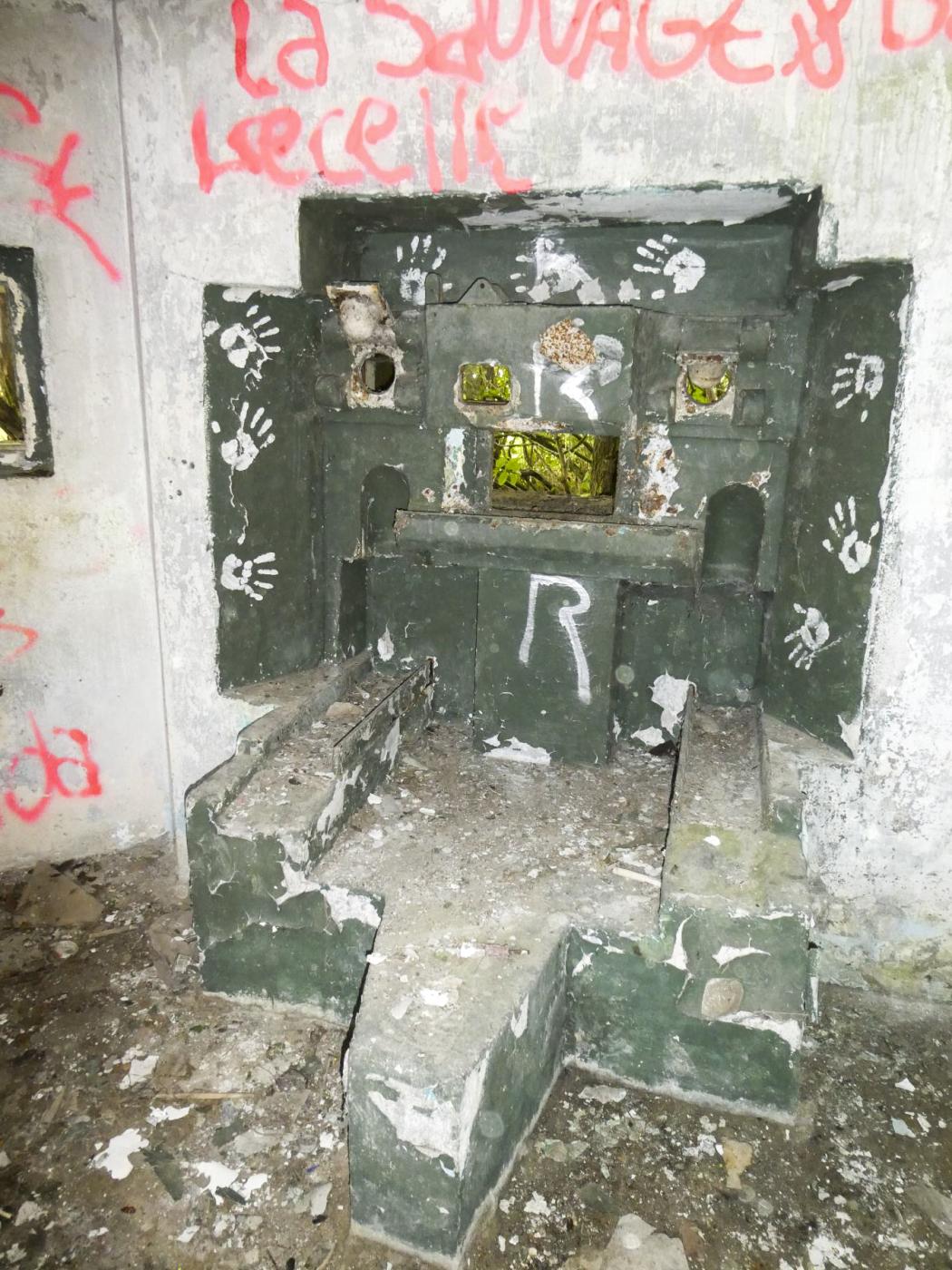 Ligne Maginot - LE CORBEAU - (Blockhaus pour canon) - La trémie opposée - ELLENA Daniel - CUNY Philippe