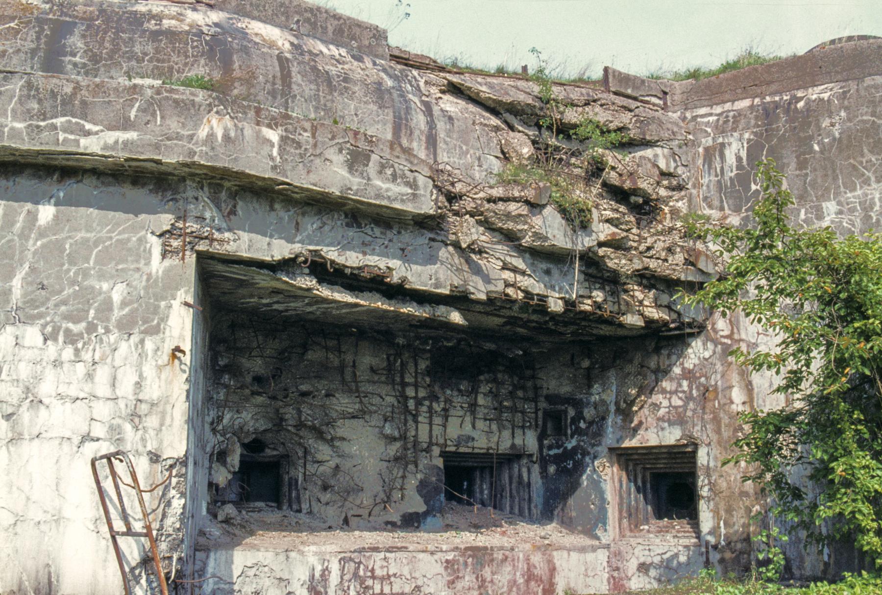 Ligne Maginot - BOVENBERG - A27 - (Ouvrage d'infanterie) - Bloc 3
Façade Sud
Le bloc a souffert des tirs directs sur sa façade - MANSUY Michel
