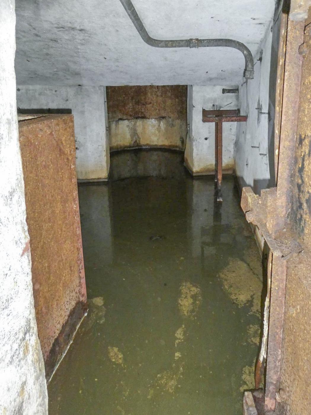 Ligne Maginot - MARLIERES - C4 - (Casemate d'infanterie - Simple) - Accès inondé vers la cloche modifiée AM - ELLENA Daniel - CUNY Philippe