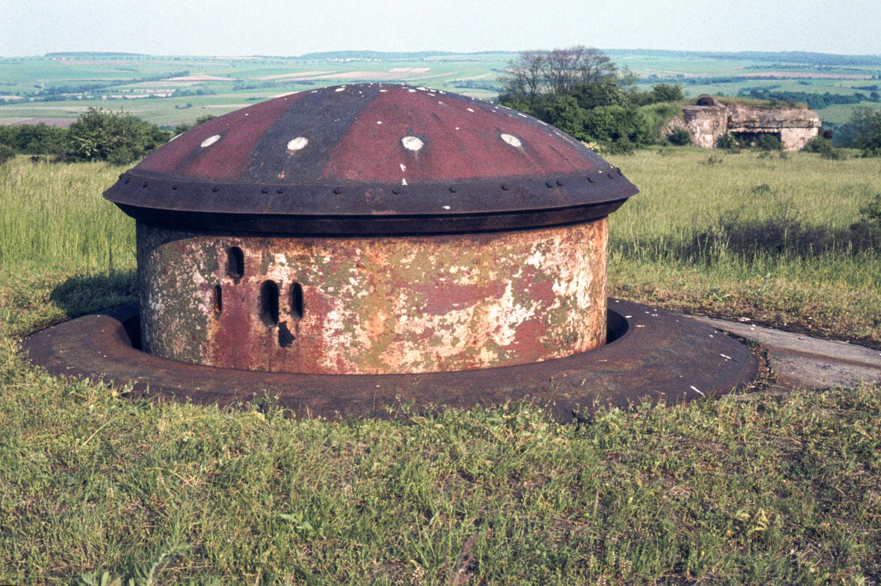 Ligne Maginot - BOVENBERG - A27 - (Ouvrage d'infanterie) - Bloc 6
La tourelle des mitrailleuses.
Le bloc 3 à l'arrière plan - MANSUY Michel
