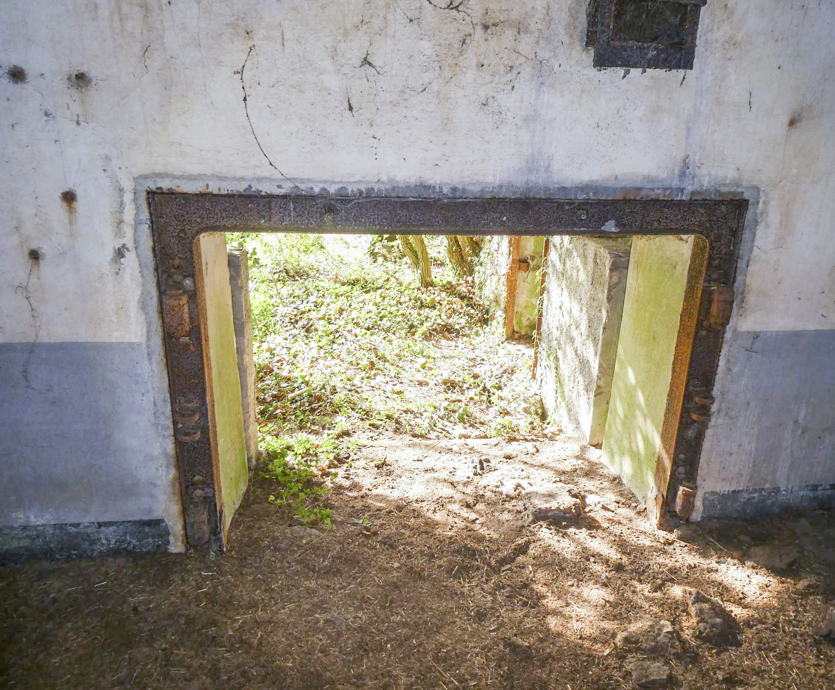 Ligne Maginot - RODIGNIES EST - (Casemate d'infanterie - Double) -  Entrée matériel - ELLENA Daniel - CUNY Philippe
