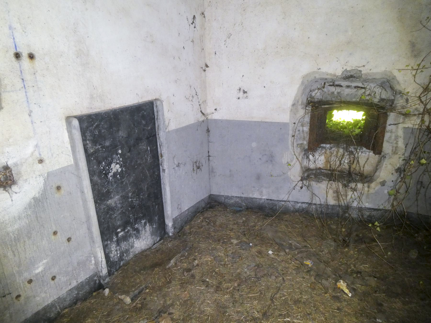 Ligne Maginot - RODIGNIES EST - (Casemate d'infanterie - Double) - Chambre de tir mitrailleuse droite, à gauche l'urinoir - ELLENA Daniel - CUNY Philippe