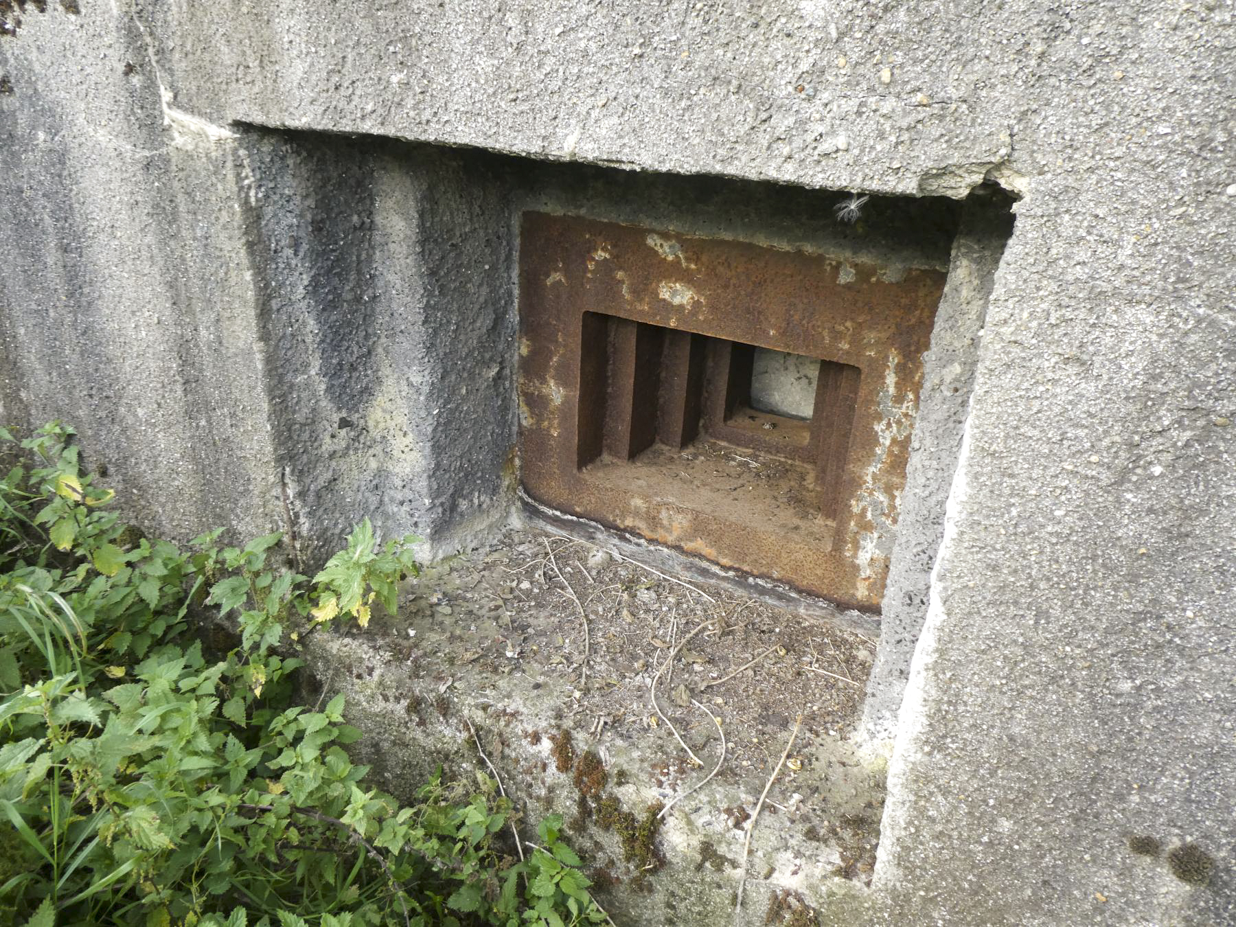 Ligne Maginot - B454 - QUAROUBLE (PDS - PC S/S-QUARTIER ONNAING) - (Abri actif) - La trémie type Condé pour mitrailleuse - ELLENA Daniel - CUNY Philippe