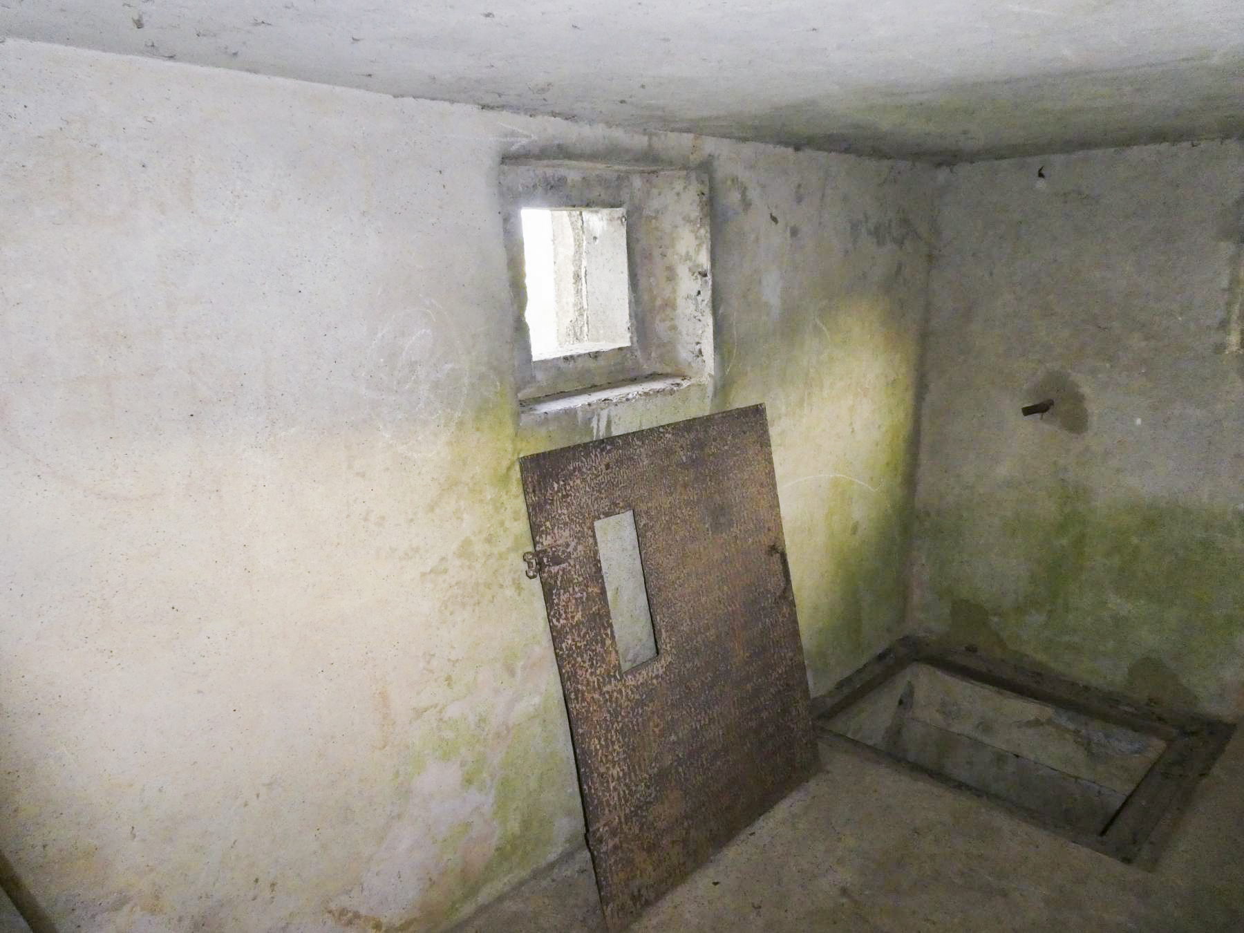 Ligne Maginot - B454 - QUAROUBLE (PDS - PC S/S-QUARTIER ONNAING) - (Abri actif) - La trappe d'accès à la galerie - ELLENA Daniel - CUNY Philippe