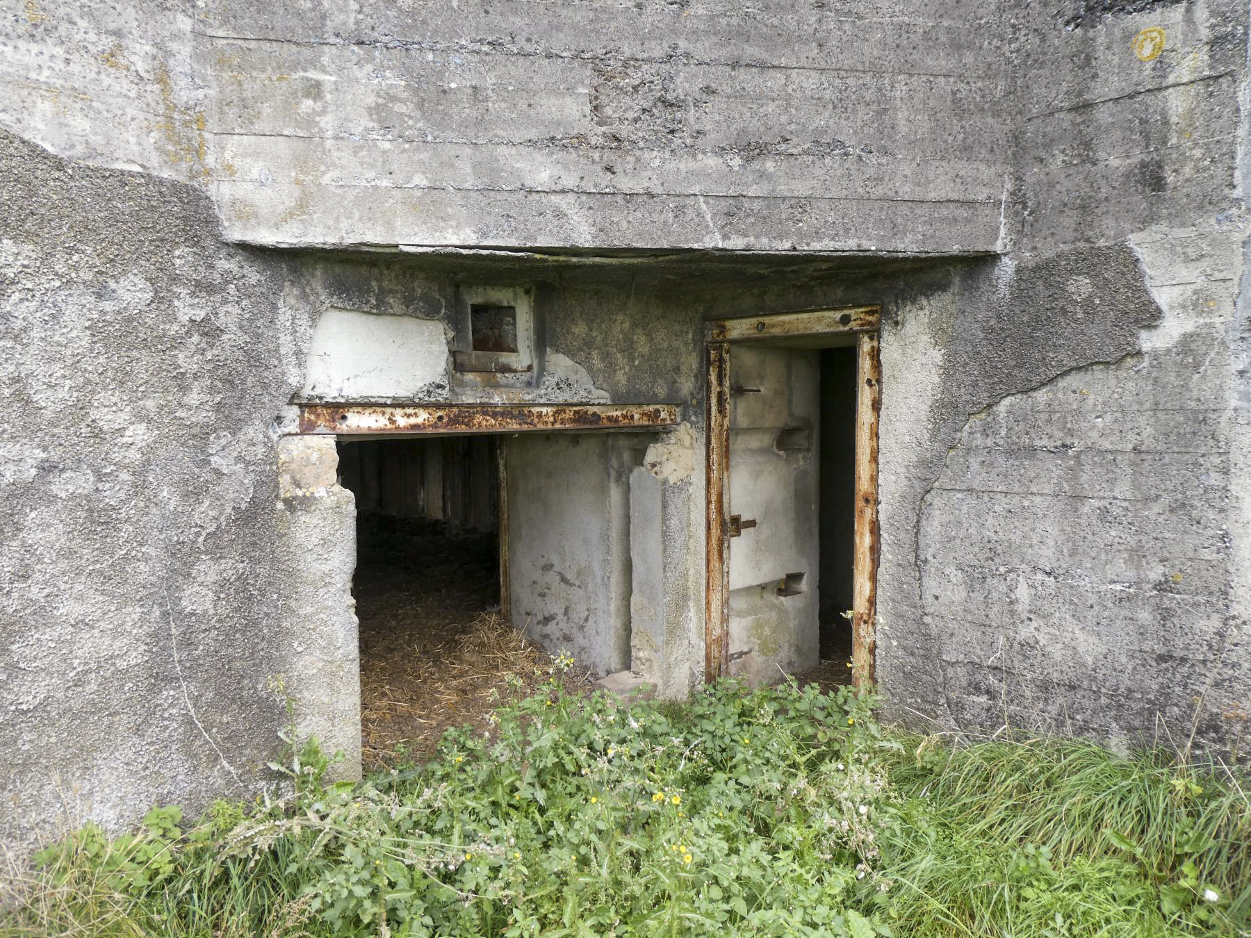 Ligne Maginot - TRINQUETTE - (Casemate d'infanterie - Simple) - Entrée pour canon et entrée des hommes - ELLENA Daniel - CUNY Philippe