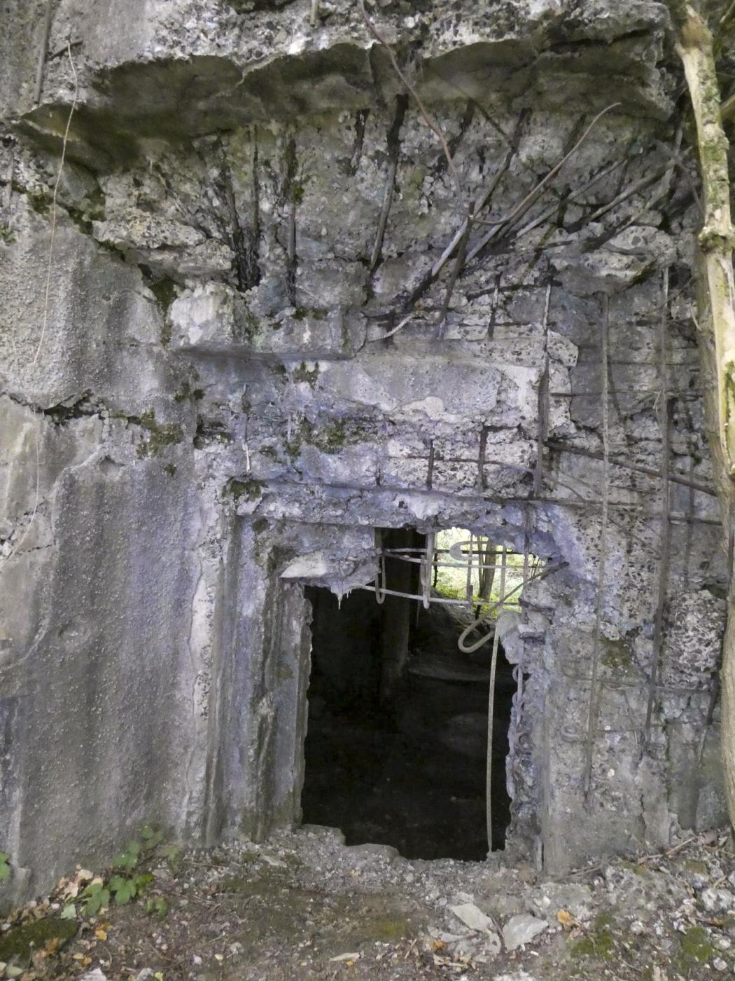 Ligne Maginot - FORT DE MAULDE OUEST - (Casemate d'artillerie) - Une embrasure pour canon de 75 mm - ELLENA Daniel - CUNY Philippe
