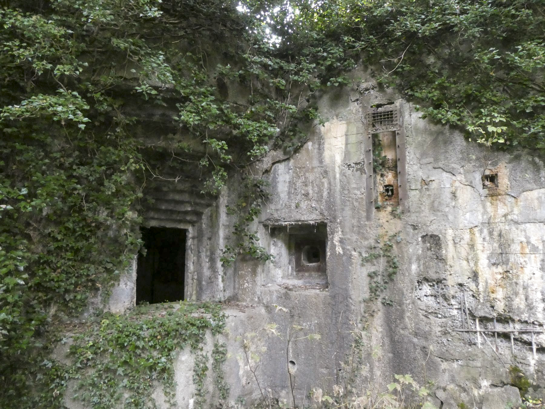 Ligne Maginot - FORT DE MAULDE EST - (Casemate d'artillerie) - Une embrasure pour canon  - ELLENA Daniel - CUNY Philippe