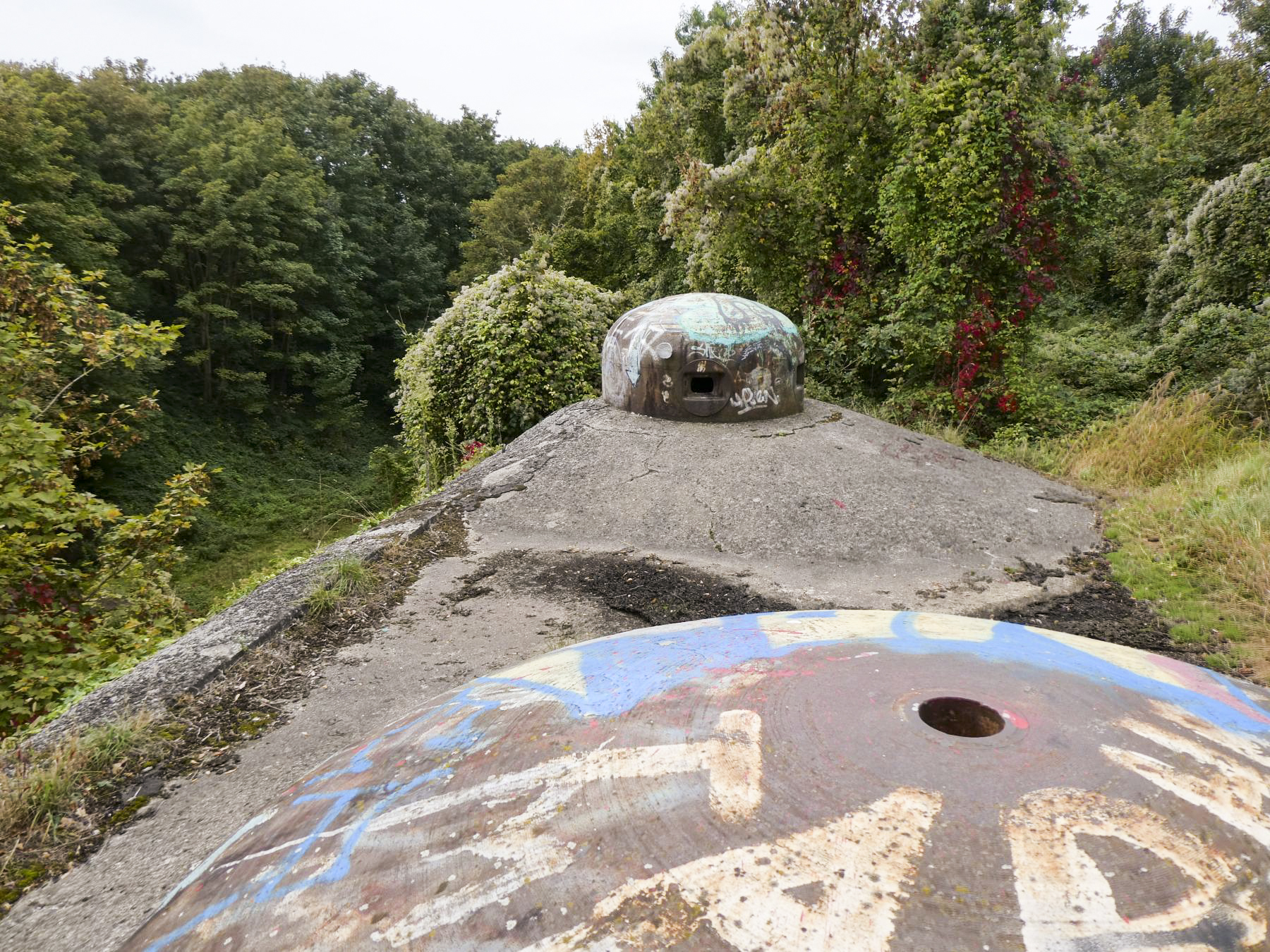 Ligne Maginot - FORT DE MAULDE - (Observatoire d'artillerie) - Les deux cloches GFM type B, l'orifice pour le périscope J2 - ELLENA Daniel - CUNY Philippe