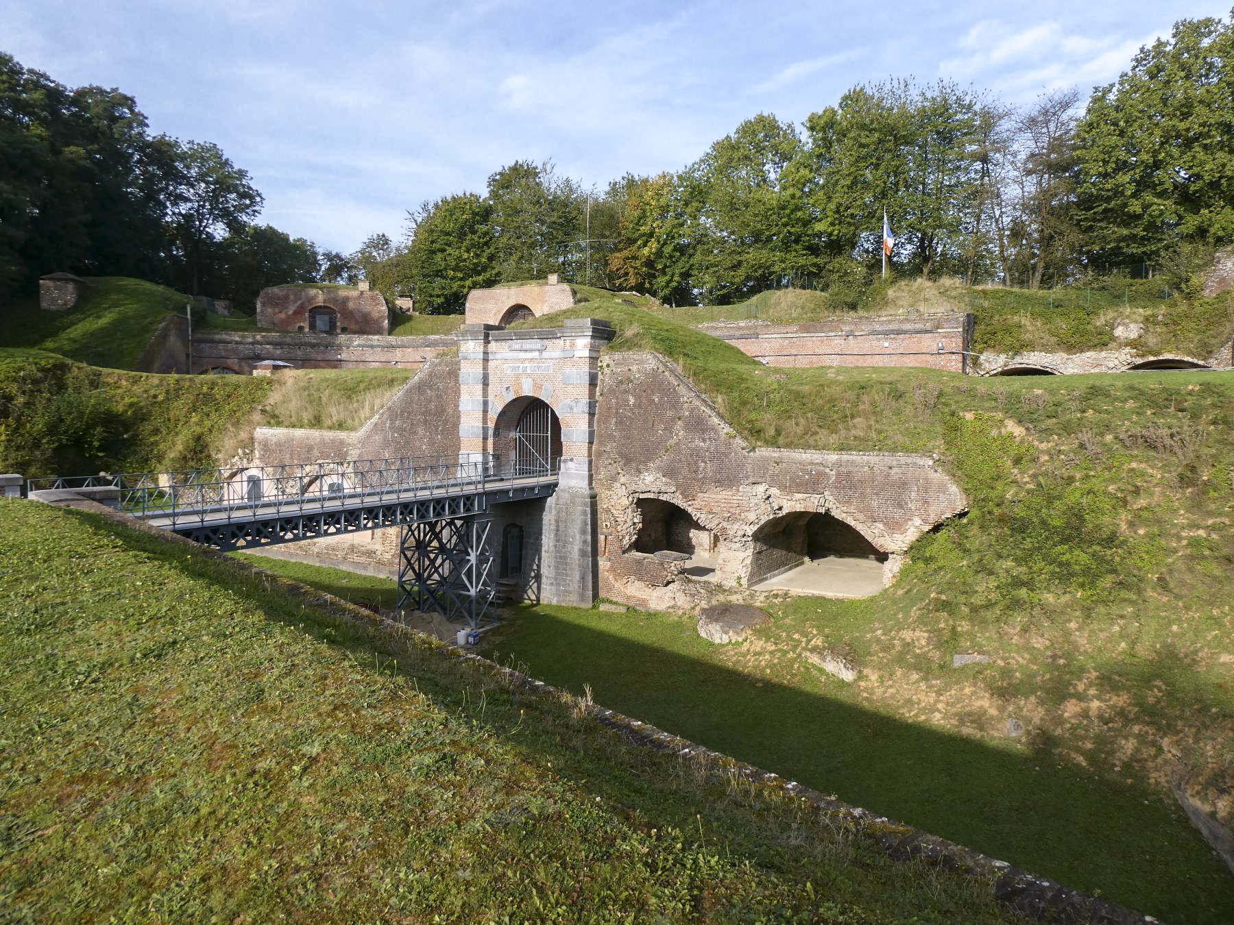Ligne Maginot - FORT DE LEVEAU (I / 87°RIF - PC DE GUERRE) - (PC de Quartier) - La porte d'entrée - ELLENA Daniel - CUNY Philippe