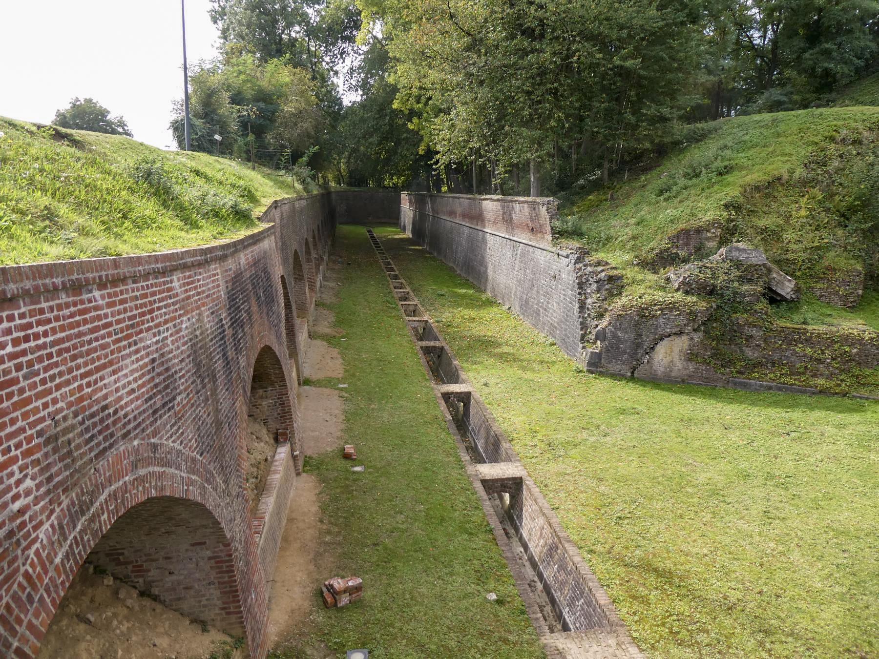 Ligne Maginot - FORT DE LEVEAU (I / 87°RIF - PC DE GUERRE) - (PC de Quartier) - Le fossé  - ELLENA Daniel - CUNY Philippe