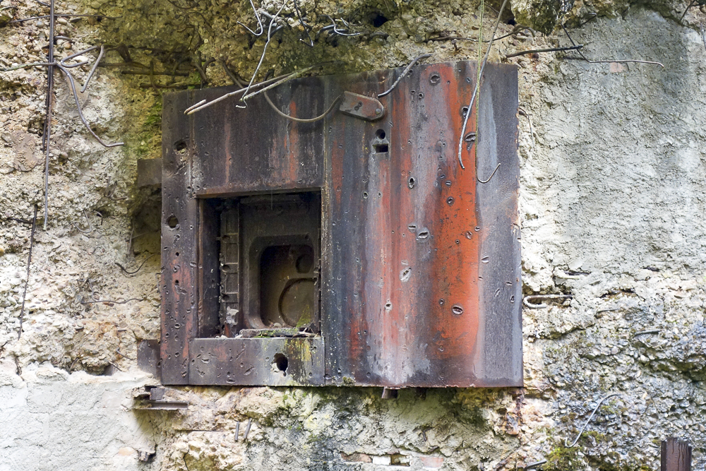 Ligne Maginot - SIMSERHOF - (Ouvrage d'artillerie) - Bloc 5
Cuirassement de l'un des trois créneaux de 75 mle 32 - Michel Teiten