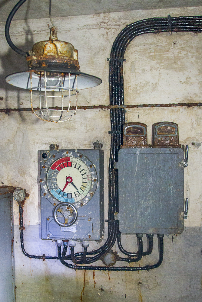 Ligne Maginot - SIMSERHOF - (Ouvrage d'artillerie) - Bloc 4
Transmetteur d'ordres Carpentier à l'étage intermédiaire sous la chambre de tir de 135 - Michel Teiten