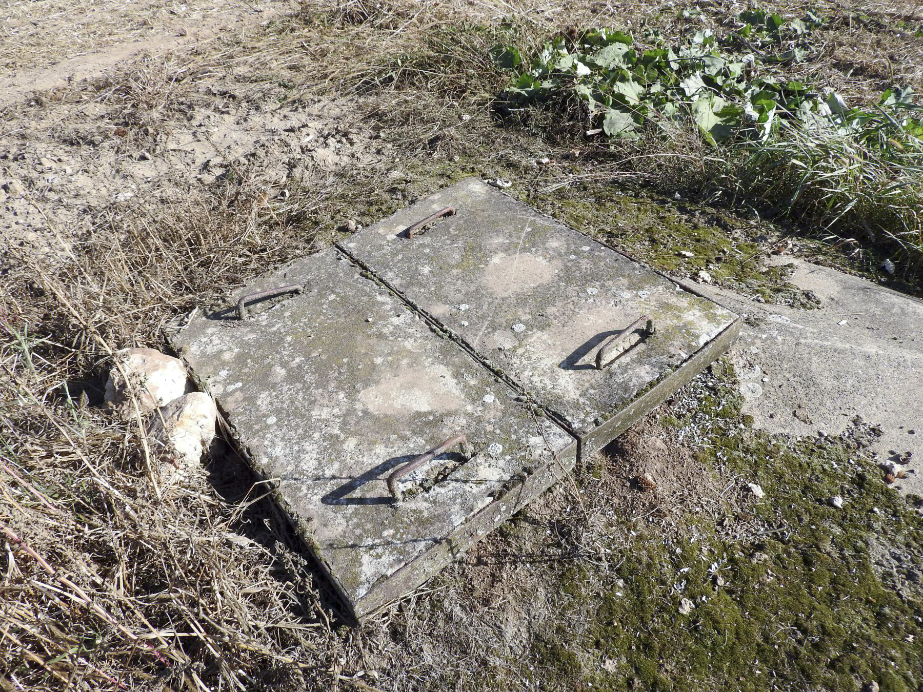 Ligne Maginot - R - (Chambre de coupure) - Le puits d'accès est bouché par deux plaques bétonnées amovibles. - STENGER Mathieu