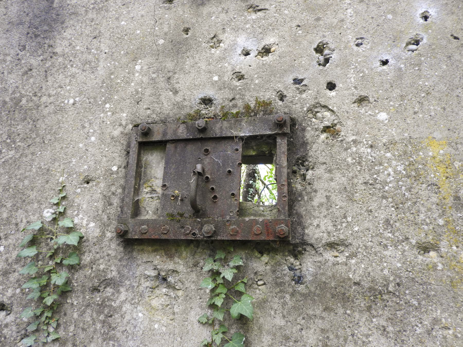 Ligne Maginot - LANGENSOULTZBACH - (Stand de tir) - Le créneau dans le mur d'aile gauche équipée d'un volet blindé - STENGER Mathieu