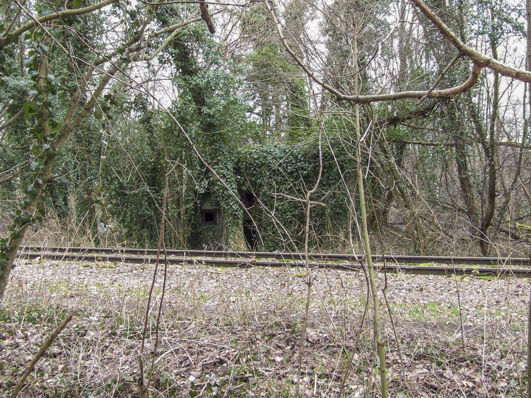 Ligne Maginot - SCHIRRHEINERWEG EST - (Casemate d'infanterie - Simple) - Le blockhaus près de la voie ferrée. - STENGER Mathieu