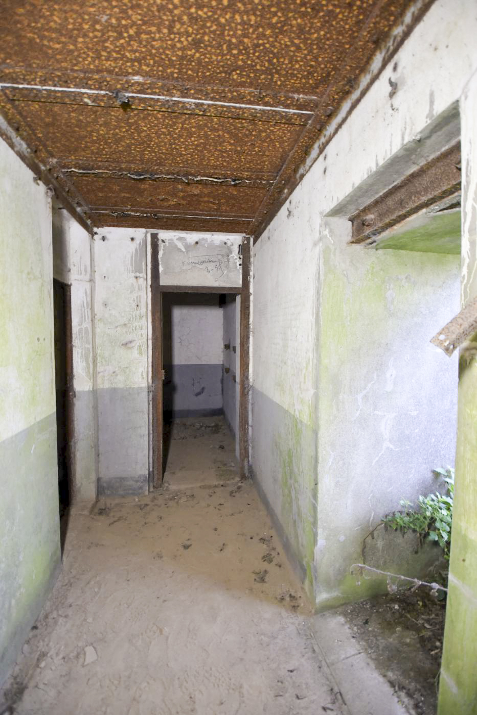 Ligne Maginot - SUD OUEST DE MAULDE - CASEMATE DE 155 - (Casemate d'artillerie) - A droite l'entrée du personnel - Ludovic KNAPP