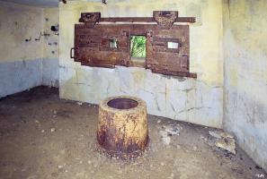 Ligne Maginot - DB17 - (Blockhaus pour canon) - Les volets blindés pour le canon propres au blockhaus type RFM 36 et le support pour le canon