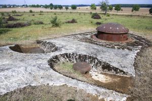 Ligne Maginot - BREHAIN - A6 - (Ouvrage d'artillerie) - Bloc 2
Tourelle mitrailleuse derrière les deux cloches de prise d'air
