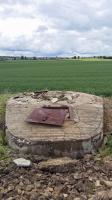 Ligne Maginot - DT14 - (Cuve pour arme d'infanterie) - Au premier plan, la trappe, qui est dotée d'une serrure, par laquelle le soldat entrait.