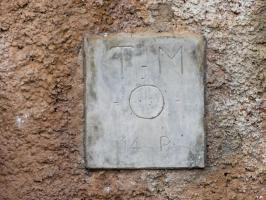 Ligne Maginot - AGAISEN (AN) - E03 - (Ouvrage d'artillerie) - Bloc 1
Plaque de béton avec l'indication de l'entrée d'un câble téléphonique. Il se trouve dans le fossé de l'entrée
