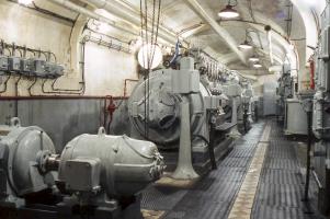 Ligne Maginot - AGAISEN (AN) - E03 - (Ouvrage d'artillerie) - L'usine électrique
Groupe convertisseur au premier plan 
Groupes électrogènes à moteurs SMIM a l'arrière plan