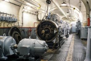 Ligne Maginot - AGAISEN (AN) - E03 - (Ouvrage d'artillerie) - L'usine électrique en 1986
Travaux sur les moteurs SMIM
