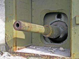 Ligne Maginot - Canon obusier de 75 modèle 29 - Le dépassement du tube dans son embrasure est nettement visible sur cette photo.
L'utilisation de volets de protection était impossible et cela rendait cette arme vulnérable aux coups ennemis  