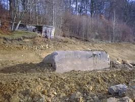 Ligne Maginot - 44Tbis - (Chambre de coupure) - Vue prise avant la destruction de la chambre dans le cadre du chantier d'élargissement de la voirie.
Le PC du Bois de la Côte est visible à l'arrière plan