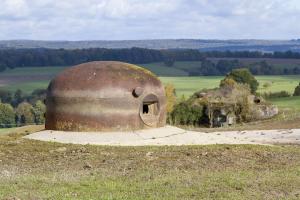 Ligne Maginot - LE CHESNOIS - CHENOIS - (Ouvrage d'artillerie) - Bloc 5
Cloche GFM Type B.
On aperçoit le Bloc 3 à l'arrière-plan