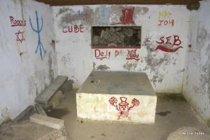 Ligne Maginot - CB305 - HOMESCHLOCH 1 - (Blockhaus pour canon) - Le blockhaus disparait sous les gravas.
L'intérieur a été 'décoré' de façon douteuse