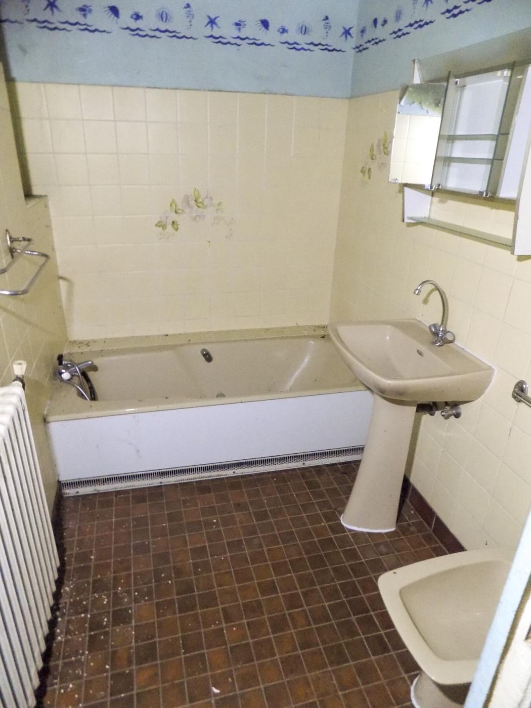 Ligne Maginot - LEMBACH - (Cité Cadres) - Salle de bain d'une maison bi-familles - luc.j