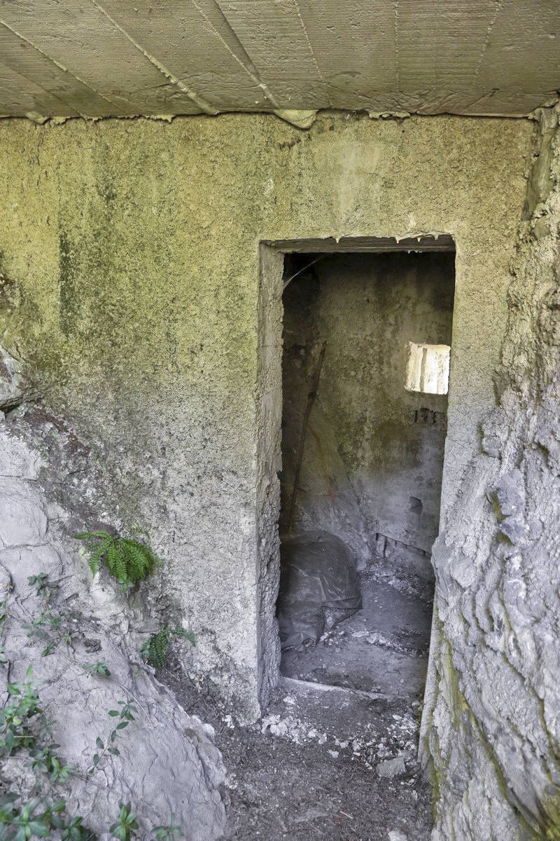 Ligne Maginot - LA PORTE 5 - (Blockhaus pour arme infanterie) - Petite avancée couverte avant l'entrée - Alain Perouffe