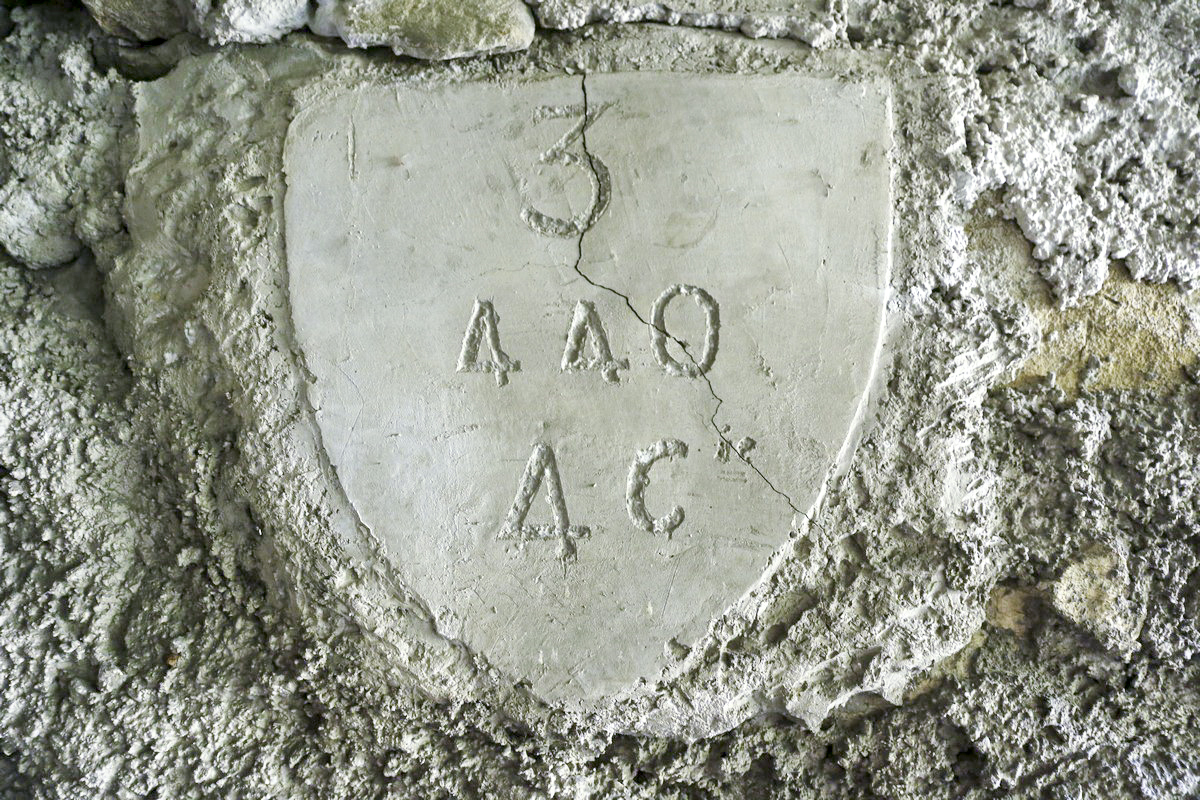 Ligne Maginot - LA PORTE 5 - (Blockhaus pour arme infanterie) - Dans l'avancée, le blason des constructeurs 440° Régiment de Pionniers 3° Bataillon 4° Compagnie - Alain Perouffe