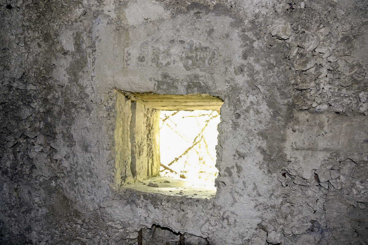 Ligne Maginot - LA PORTE 5 - (Blockhaus pour arme infanterie) - Créneau sud avec gravure des constructeurs au dessus - Alain Perouffe