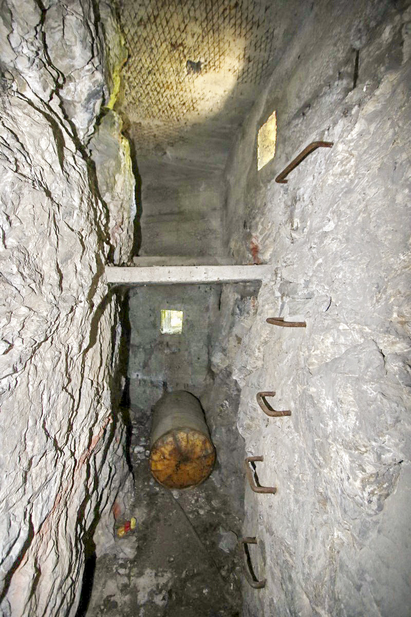 Ligne Maginot - LA PORTE 5 - (Blockhaus pour arme infanterie) - Le bloc dans sa longueur. En bas le créneau nord, au dessus le créneau est - Alain Perouffe