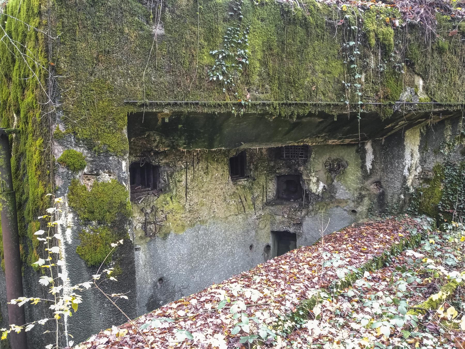 Ligne Maginot - BOUST - C44 - (Casemate d'infanterie - Simple) - On remarquera les stigmates des essais destructifs, à priori effectués pendant la libération. - Marc Fossoul
