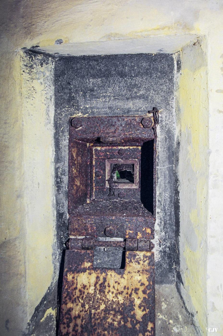Ligne Maginot - DB17 - (Blockhaus pour canon) - Créneau pour FM
Volet de protection en position ouvert - Lia VERMEULEN