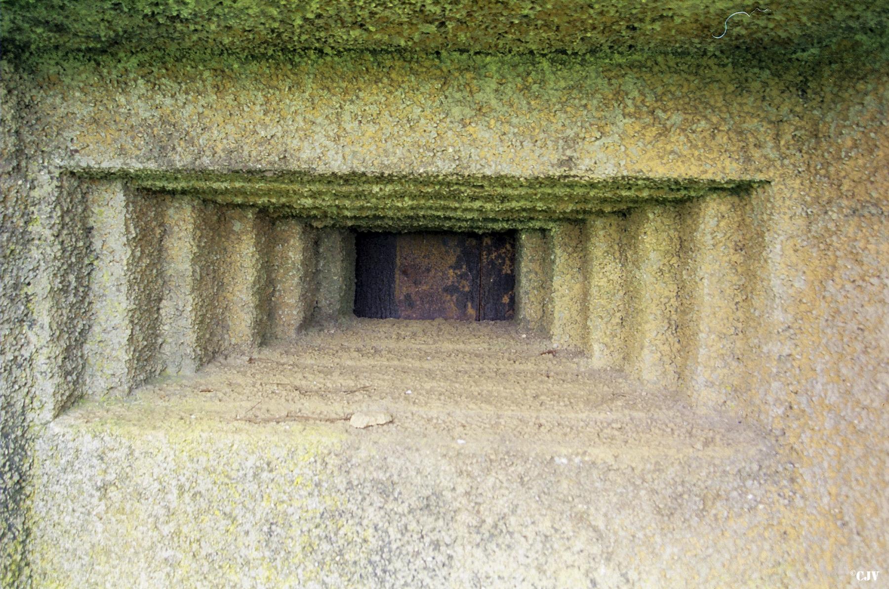 Ligne Maginot - DB17 - (Blockhaus pour canon) - Le créneau pour la mtrailleuse - Lia VERMEULEN