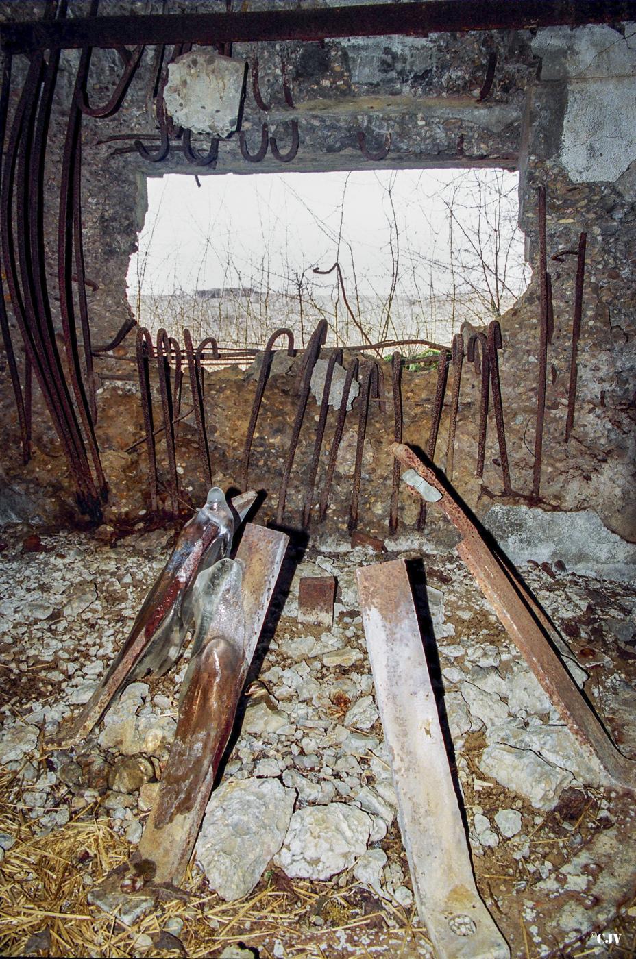 Ligne Maginot - Db21 (Blockhaus pour canon) - Vue à travers le créneau AC vers l'ouvrage du Mauvais Bois - Lia VERMEULEN