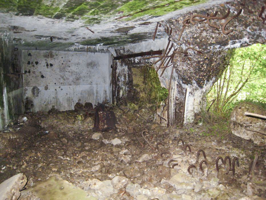 Ligne Maginot - DB24 - (Blockhaus pour canon) - Il a subi le même sort que son voisin, la façade a en partie disparu - Pruzsina jerome