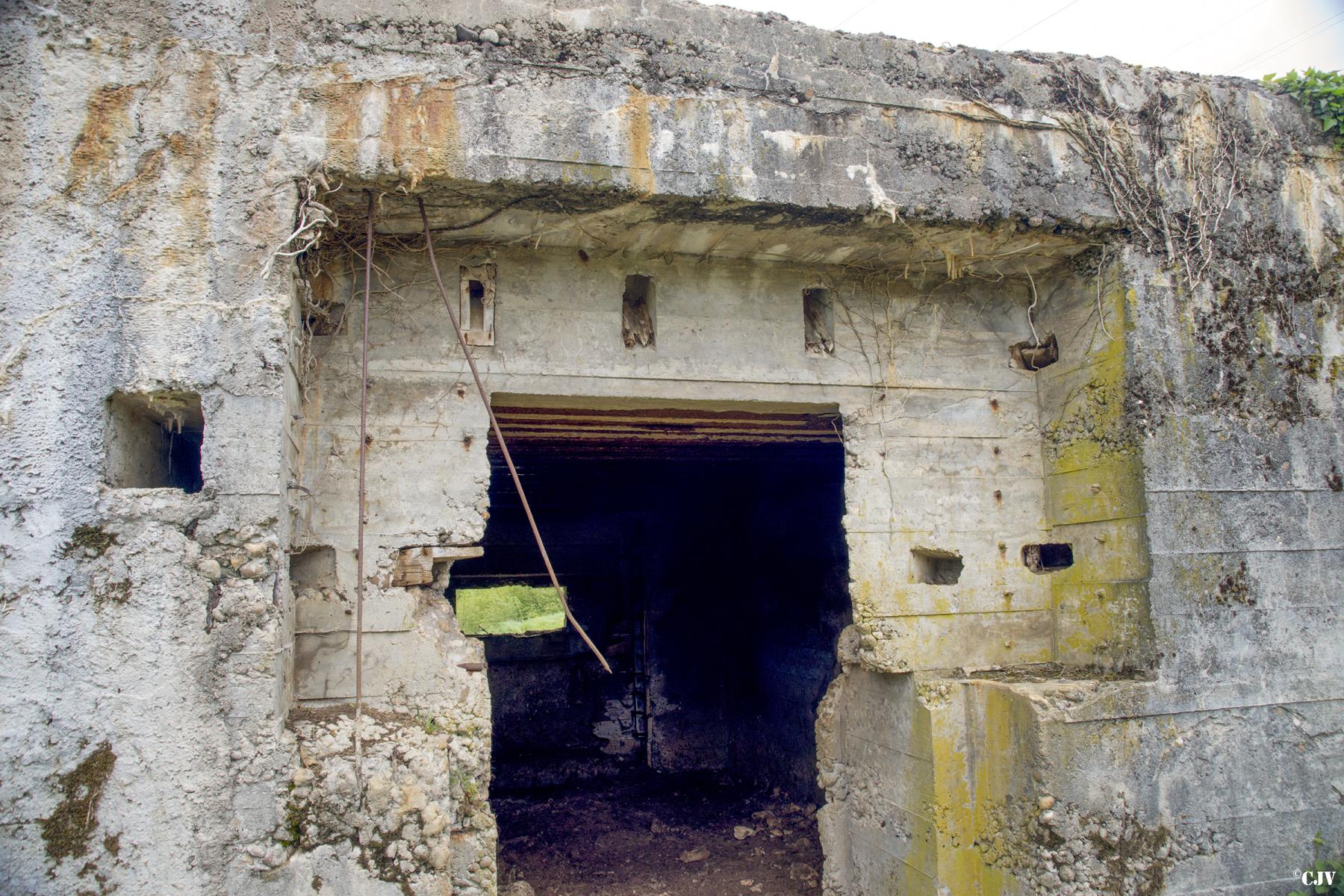Ligne Maginot - DB241 - (Blockhaus pour canon) - Détail de l'entrée - Lia VERMEULEN