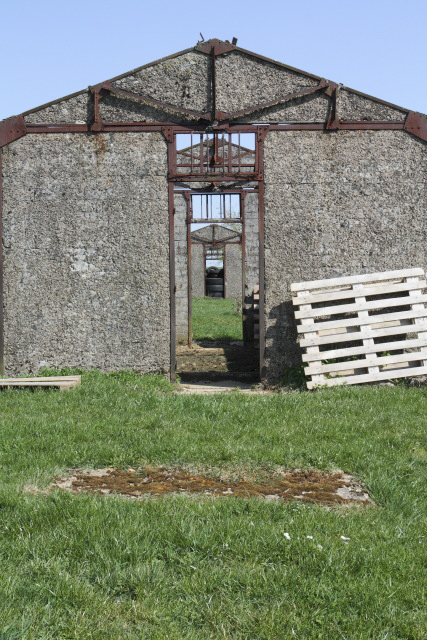 Ligne Maginot - MORFONTAINE - (Dépôt de Munitions) - Tous les bâtiments présentent une plaque de béton au sol, vestiges probables d'un système d'assainissement. - www.arnaultjl-photo.com