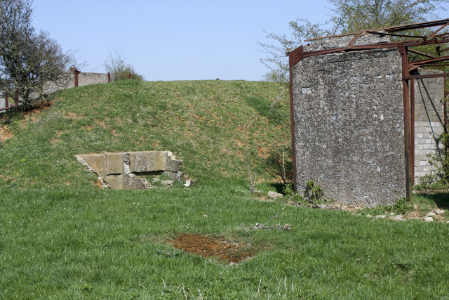 Ligne Maginot - MORFONTAINE - (Dépôt de Munitions) - Chaque bâtiment (réalisé) est proche d'un vestige en béton, à l'usage indéterminé. - www.arnaultjl-photo.com