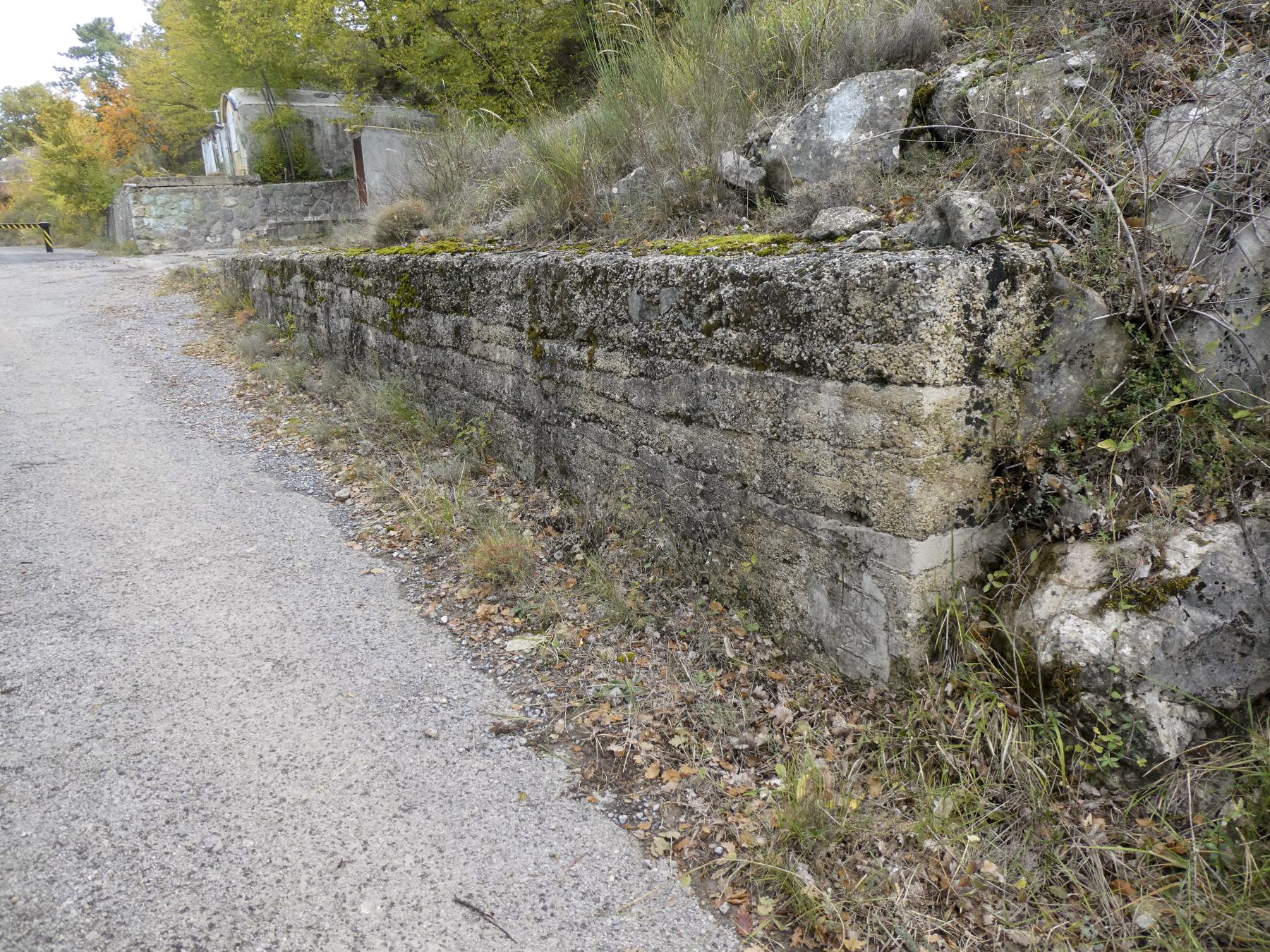 Ligne Maginot - AGAISEN 19 - (Barrage de Route) - Au début du mur le marquage signalant le barrage de route - ELLENA Daniel - CUNY Philippe