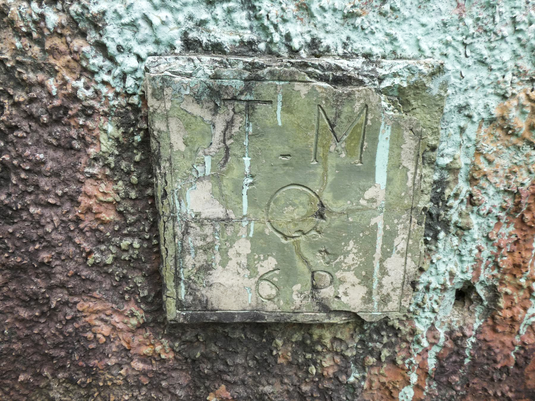 Ligne Maginot - AGAISEN (AN) - E03 - (Ouvrage d'artillerie) - Bloc cheminée
Sur la façade marquage de l'entrée d'une ligne téléphonique à six paires. - ELLENA Daniel - CUNY Philippe